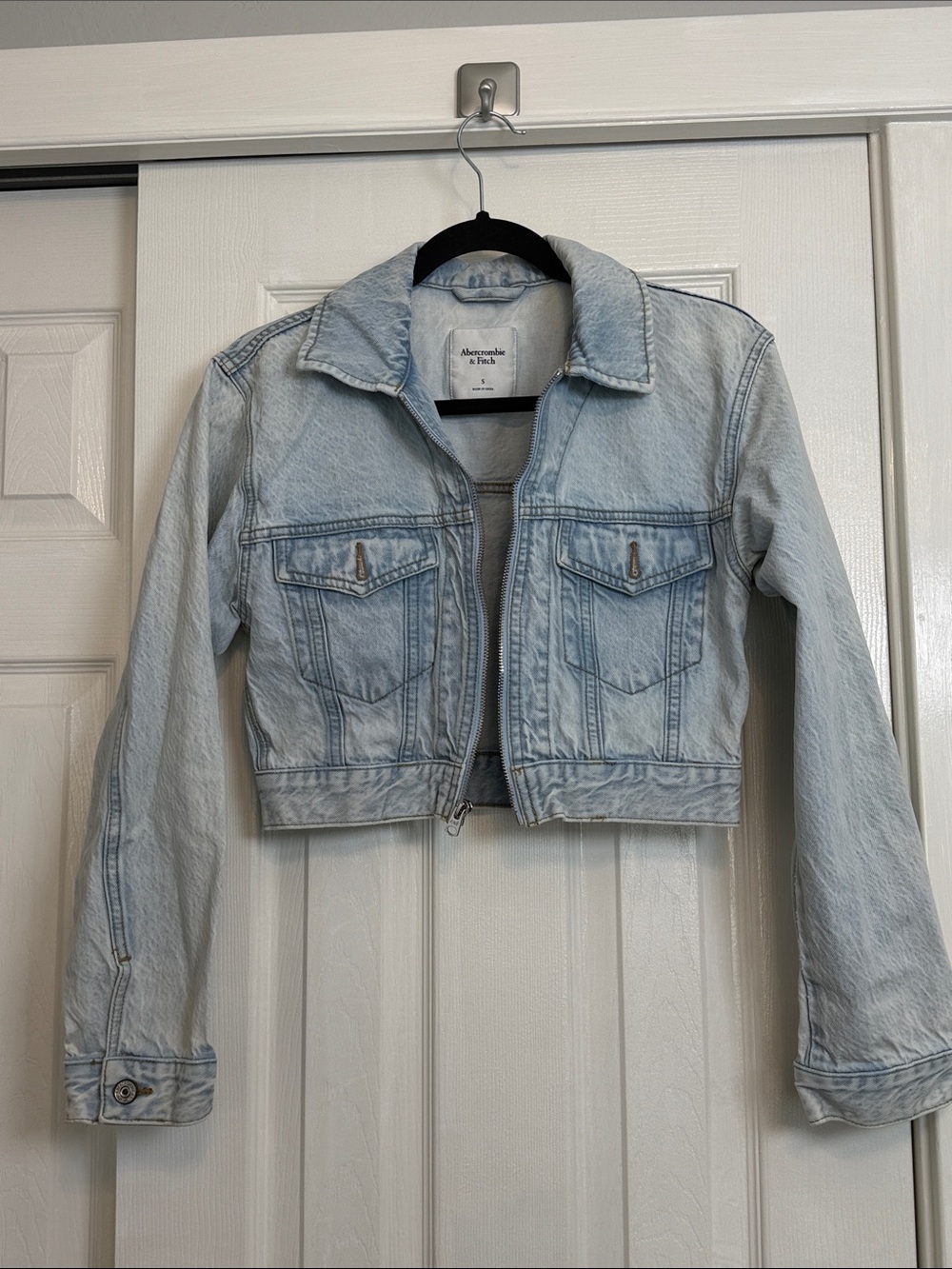 Abercrombie & Fitch cropped jean jacket